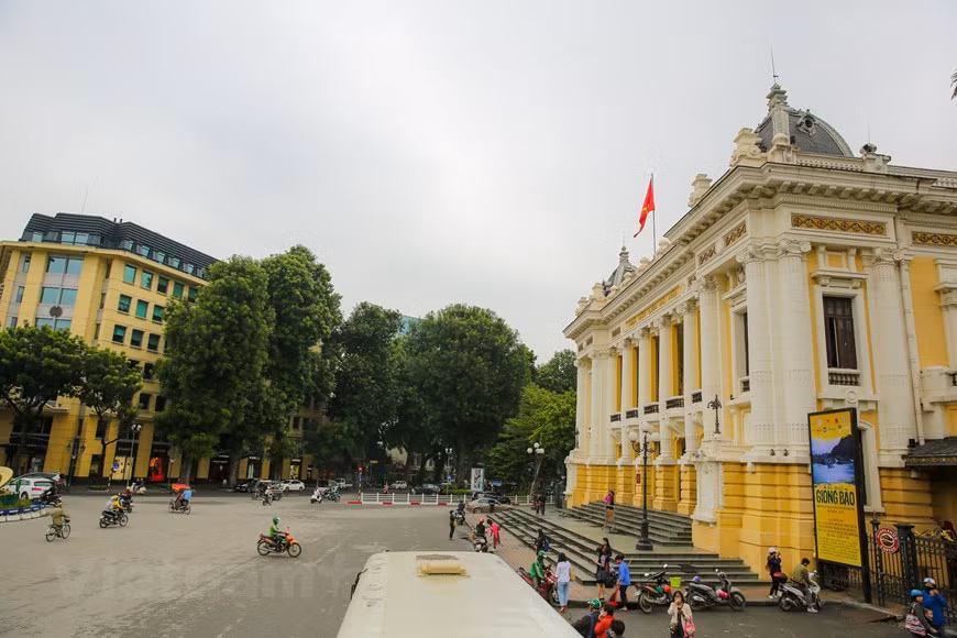 Les city tours en bus à toit ouvert sont courants dans les grandes villes touristiques européennes. Mais à Hanoï, c’est une première. Le véhicule a été conçu par le constructeur automobile vietnamien Truong Hai selon les normes européennes. Équipé d’un large écran LCD pour informer des arrêts et des sites touristiques et du wifi gratuit, le bus comporte deux étages. Les passagers peuvent profiter du paysage urbain et visiter 30 sites touristiques dans 25 rues autour de la capitale. Cette expérience est passionnante et attire les nouveaux voyageurs à Hanoï. Photo: Vietnam+ 