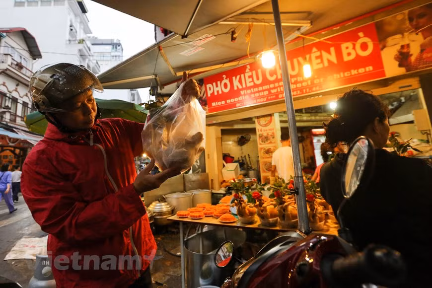Dans la matinée du 30e jours du 12e mois lunaires, chaque magasin vend des centaines de coqs bouillis. Photo: Minh Son/Vietnam+ 