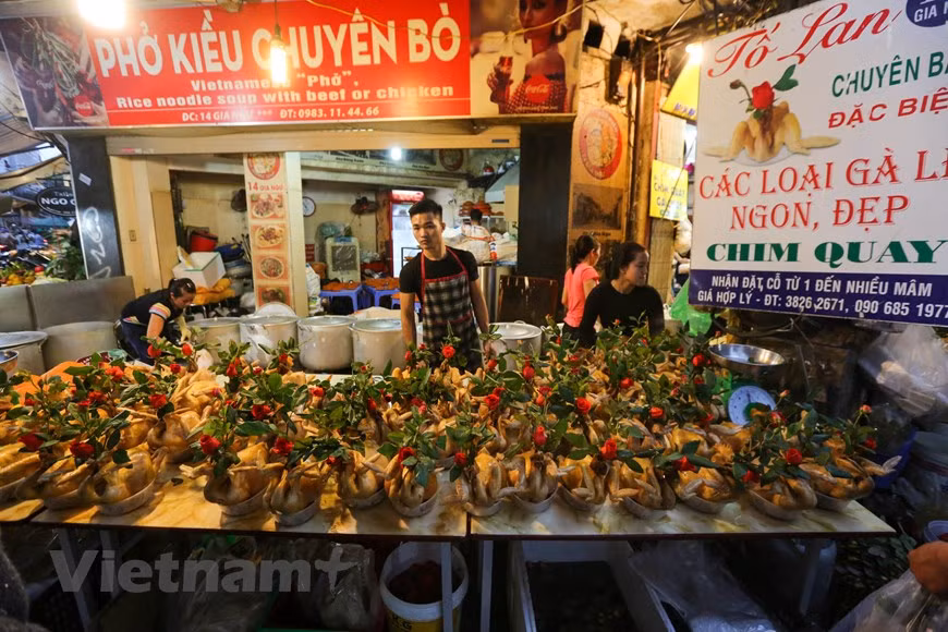 Le marché de Hang Be se situe dans le vieux quartier de Hanoi, et est célèbre par de magasins vendant des aliments transformés. Photo: Minh Son/Vietnam+ 
