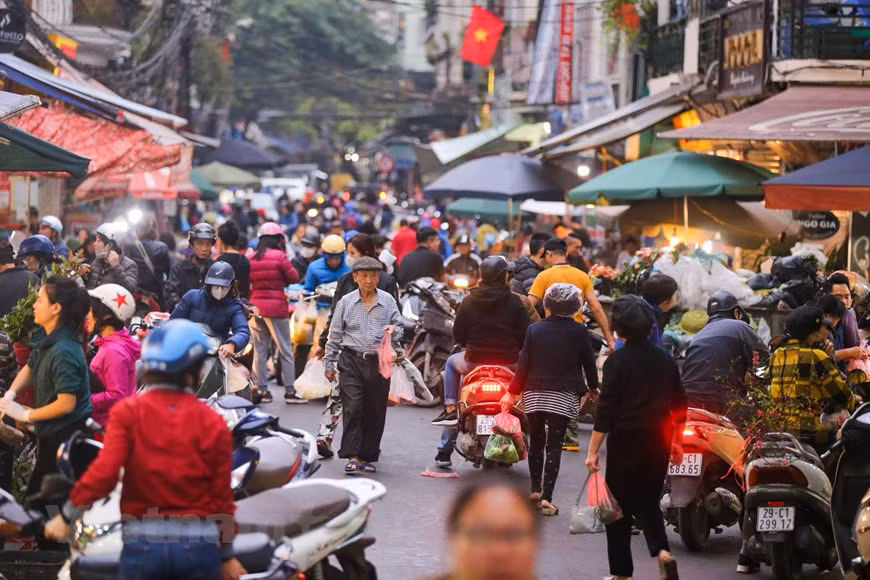 Le matin du 30e jour du 12e mois lunaire, les gens ont commencé à affluer vers les marchés de Hanoi pour acheter des produits frais pour les 3 jours du Têt. Le marché de Hang Be (arrondissement de Hoan Kiem) est l'un des endroits préférés des Hanoiens. Photo: Minh Son/Vietnam+ 