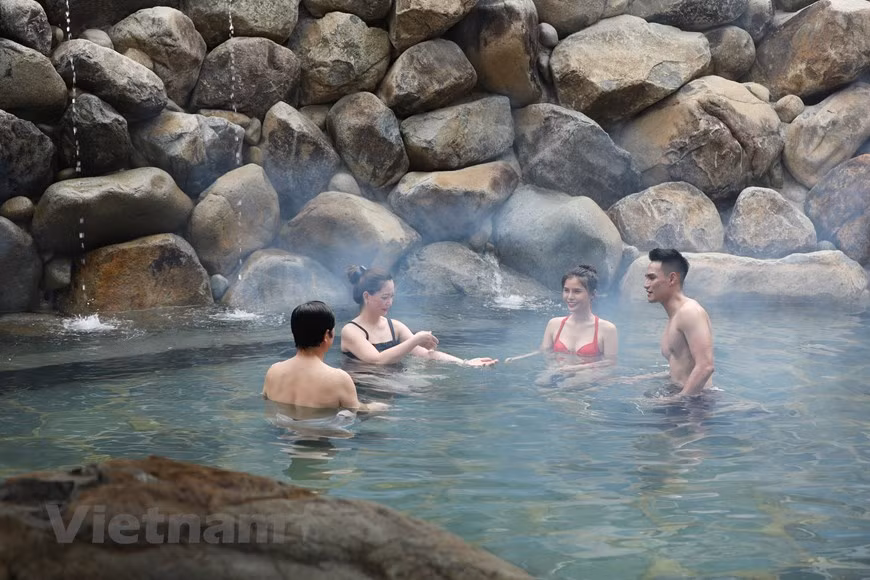 Située à plus de 10 km de la ville de Ha Long, province de Quang Ninh, la source thermale de Quang Hanh est une destination de choix pour les touristes vietnamiens et étrangers. En janvier, alors que le froid glace le sang des habitants de la région, la chaleur de cette source thermale apporte une grande sensation de bien-être. Se reposer dans un espace purement japonais au milieu de la vallée fraîche de Quang Hanh, entourée de forêts et de montagnes, tout en profitant de merveilleux services de bains minéraux avec de nombreux avantages pour la santé, constitue un argument convaincant pour les services de soins de santé tels que Yoko Onsen Quang Hanh. Photo: Vietnam+ 