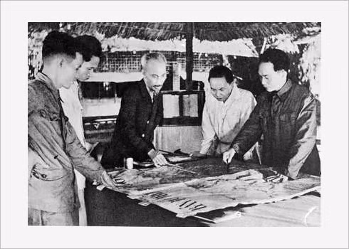 Le président Ho Chi Minh (centre) et les autres dirigeants du Parti préparant le plan opérationnel de la campagne de Diên Biên Phu, le 6 décembre 1953.