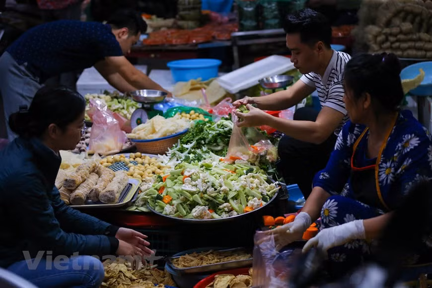 Depuis 6 heures du matin, le marché de Hang Be est plein de vendeurs et d'acheteurs. Photo: Minh Son/Vietnam+ 