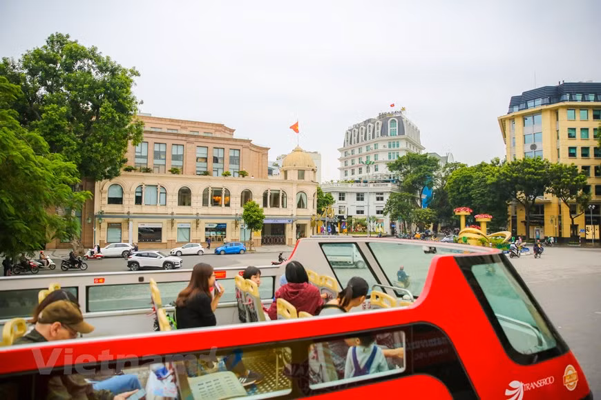 Outre la voiture électrique ou le cyclo, les touristes de passage à Hanoï ont désormais un nouveau choix qui s’offre à eux pour découvrir les meilleures attractions de la capitale vietnamienne : le bus touristique de deux étages à toit ouverts et à arrêts multiples. Si en Europe, ce type de véhicule est beaucoup exploité dans des villes comme Paris, Londres, Rome, Madrid ou Budapest, à Hanoï, c’est une grande nouveauté. Depuis le 30 mai 2018, trois bus à deux étages à Hanoï sont en service du tour de ville. Les bus à toit ouvert desservent des visites panoramiques de la ville Hanoï. Photo: Vietnam+ 