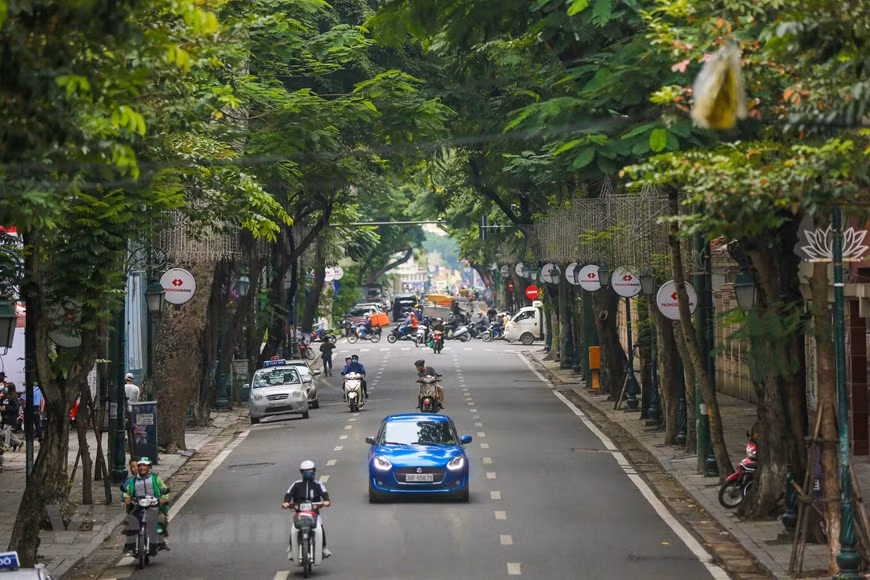 Le week-end, la ville organise des rues piétonnes autour du lac de Hoàn Kiêm (lac de l’épée restituée), les trajets sont presque les mêmes, mais les bus ne passeront pas par les rues fermées à la circulation. Les itinéraires seront : L’Opéra de Hanoï -Tràng Tiên - NgôQuyên - Lý Thuong Kiêt - Quang Trung - Tràng Thi - Diên Biên Phu - DôcLâp - Hoàng Van Thu - Hùng Vuong - Thanh Niên - Yên Phu.Les bus feront le demi-tour au pied du pont piéton près de la maison No40C Yên Phu. Les trajets (Départ de Yên Phu) : Yên Phu - Thanh Niên - Hùng Vuong - Phan Dinh Phùng - Hoàng Diêu -Lê Hông Phong - Hùng Vuong - Nguyên Thai Hoc - Cua Nam - Phan Bôi Châu - Ly Thuong Kiêt - Phan Chu Trinh - L’Opéra de Hanoï. Photo: Vietnam+ 