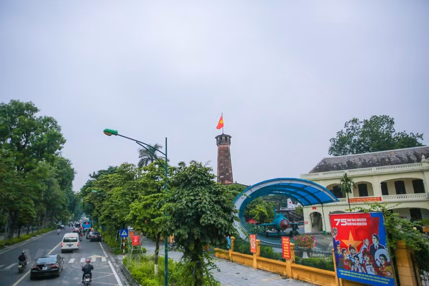 La tour du drapeau de Hanoi est l'un des symboles de fierté de Thang Long-Hanoi à la culture millénaire. À travers les nombreuses vicissitudes de l'histoire, cet ouvrage à l’architecture unique est devenu un témoin historique du passé comme des changements grandioses survenant actuellement dans le pays. Construite en 1812, elle est située aujourd’hui dans la rue Diên Biên Phu de l'arrondissement de Ba Dinh, à proximité de la place éponyme, dans la zone du Musée d’histoire de l'armée. Très jolie tour octogonale bâtie en briques rouges avec de multiples ouvertures blanches, ainsi que 39 rosaces et 6 éventails, elle a été édifiée sur un socle pyramidal à la base carrée possédant 3 niveaux de hauteurs différentes reliées entre eux par des escaliers, extérieurs ou intérieurs, et des portes. Photo: Vietnam+ 