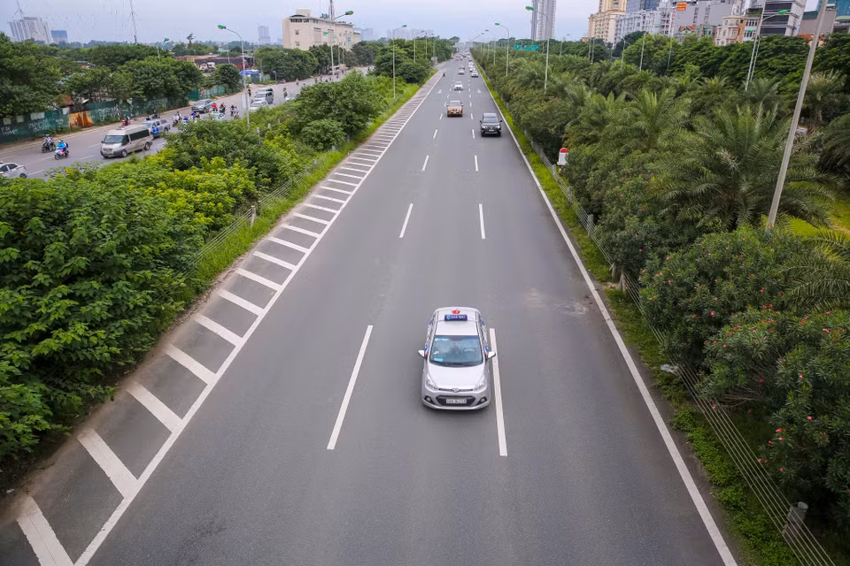 L'avenue Thang Long a une longueur de 30 km et une largeur de 140 m pour six voies de véhicules. Il relie la partie intérieure de Hanoï aux zones urbaines satellites, telles que Xuan Mai, Mieu Mon et Son Tay, et à des sites touristiques, notamment Ba Vi, Suoi Hai et le village culturel ethnique du Vietnam. Avec son extrémité à la route nationale de Ho Chi Minh, il relie également Hanoi à d'autres localités. Hanoï a planté environ 45.000 arbres le long de l’avenue Thang Long, la plus longue du genre au Vietnam. La plantation d'arbres contribuera à verdir la ville. Photo : Vietnam+