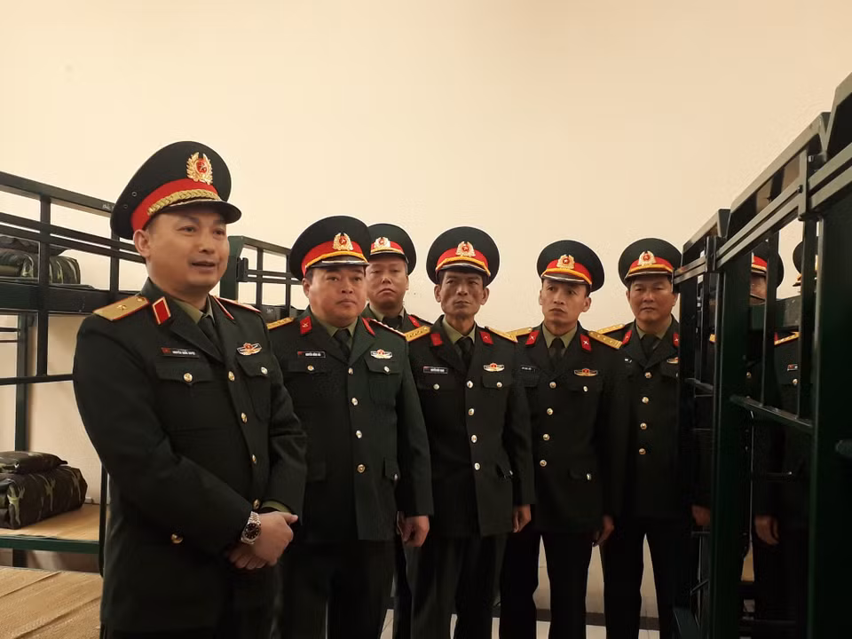 Le général Nguyen Quoc Duyet examine les préparatifs au régiment 59 de la division d'infanterie 301, dans le district de Chuong My, à Hanoï. 