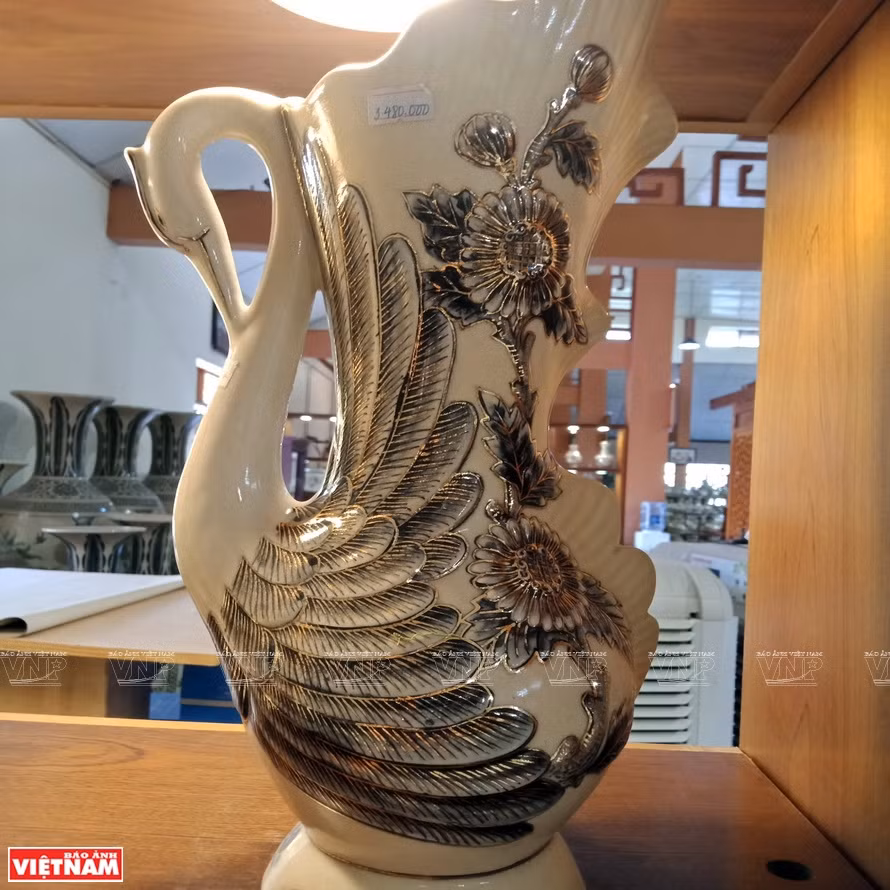 Une vase à fleurs en céramique de Chu Dau.