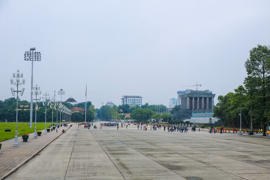 Située juste en face du Mausolée de Hô Chi Minh sur l’avenue Hùng Vuong, la place de Ba Dinh est la plus grande de Hanoï et du Vietnam. Elle est aussi et surtout un lieu symbolique de l’Histoire nationale. C’est ici en effet que le 2 septembre 1945, le Président Hô Chi Minh a proclamé la Déclaration d’indépendance donnant ainsi naissance à la République démocratique du Vietnam, l’actuelle République socialiste du Vietnam. Sur cette place se trouvaient les bâtiments et villas les plus importantes de la ville. Longue de 320 mètres et large de 100 mètres, la place de Ba Dình accueille chaque jour des milliers de touristes mais aussi des habitants de la capitale. Photo: Vietnam+ 