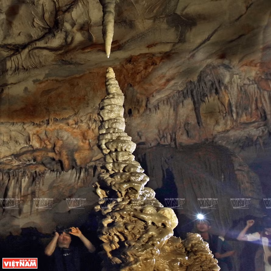 Plus on pénètre dans la grotte, plus on trouve des stalagmites aux formes originales. Photo : Tât Son
