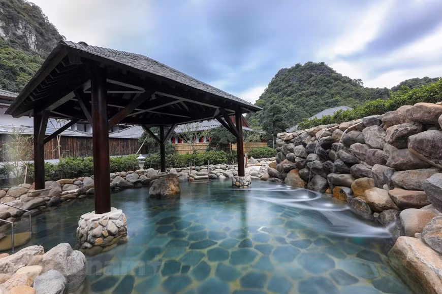 Des recherches japonaises ont montré que les réservoirs d'aération à haute concentration de CO2 aident à réduire les symptômes cliniques chez les patients diabétiques. Différents types de sauna et de spa après le bain minéral sont également préférés au Yoko Onsen Quang Hanh. Le sauna aux pierres loyales - communément appelé la panacée chez les Finlandais - apaise les muscles endoloris pour une peau saine et lisse. Pendant ce temps, le sauna aux pierres de sel de l'Himalaya sera un excellent traitement pour les personnes souffrant de problèmes respiratoires. La thérapie par inhalation de vapeur froide à des températures allant jusqu'à 6 degrés Ceslius est également très populaire parmi les clients, en particulier les femmes pour son aide à lisser la peau. Photo: Vietnam+ 