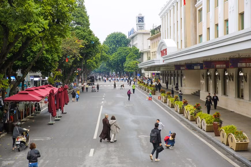Lors des premières opérations, les autobus à toit ouvert desservent le tour de ville Hanoi sur 25 rues dont 13 escales. Chaque bus a une capacité de 80 places. Le type de bus est conçu spécifiquement pour les visites de villes depuis la plus haute dimension. Les trois bus sont équipés du système narratif automatisé en plusieurs langues pour les sites d’intérêt vietnamiens, anglais, chinois, français, coréens, japonais, russes, allemands, etc. Conçu de manière attrayante, le véhicule moderne attire les Hanoiens pour qu’ils se demandent quel service est à l’intérieur de ce bus rouge. Tandis que certaines personnes se sentent intéressées par les autocollants rouge vif, d’autres apprécient le bus ouvert de style anglais. Photo: Vietnam+ 