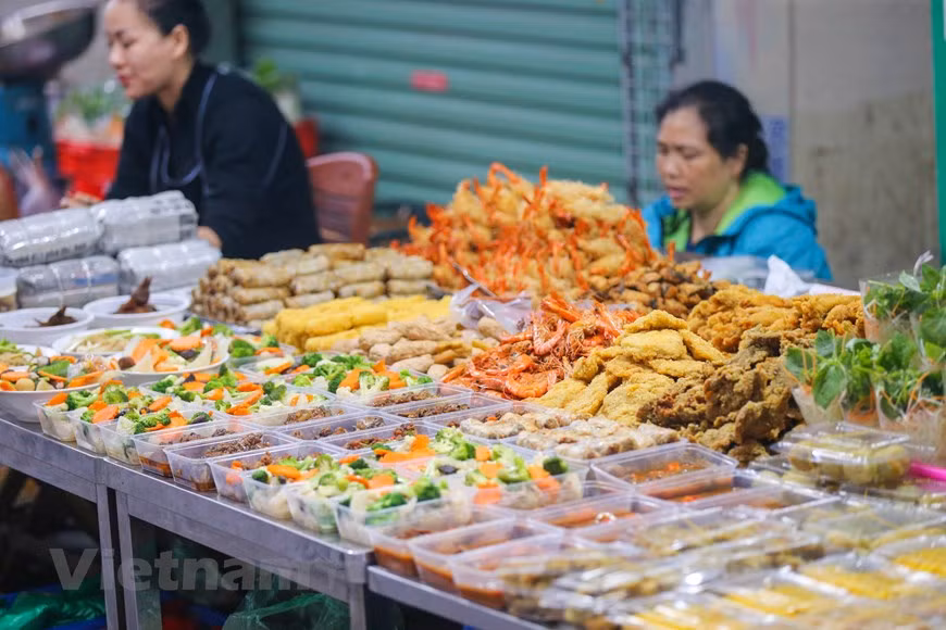 Pour les gens occupés, il faut seulement se promener dans le marché de Hang Be pour avoir un plateau de plats et un plateau aux cinq fruits. Photo: Minh Son/Vietnam+ 