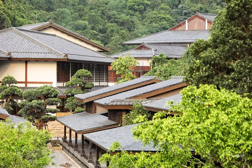 L'analyse d'échantillons collectés dans la source chaude de Quang Hanh et envoyés à Tokyo a montré que cette eau est riche en minéraux précieux, notamment l'acide métasilicique et l'acide borique. En particulier, les ions Na + et Cl- représentent plus de 20 grammes par litre. Il contient également une partie importante de brome, jusqu'à 40 mg par litre, selon Wataru Shintaku, un expert japonais des sources chaudes et directeur de Yoko Onsen Quang Hanh. En tant que l'une des trois sources d'eau minérale avec la plus haute teneur en brome minéralisé chaud au monde, la source minérale de Quang Hanh est un cadeau naturel inestimable. Photo: Vietnam+ 