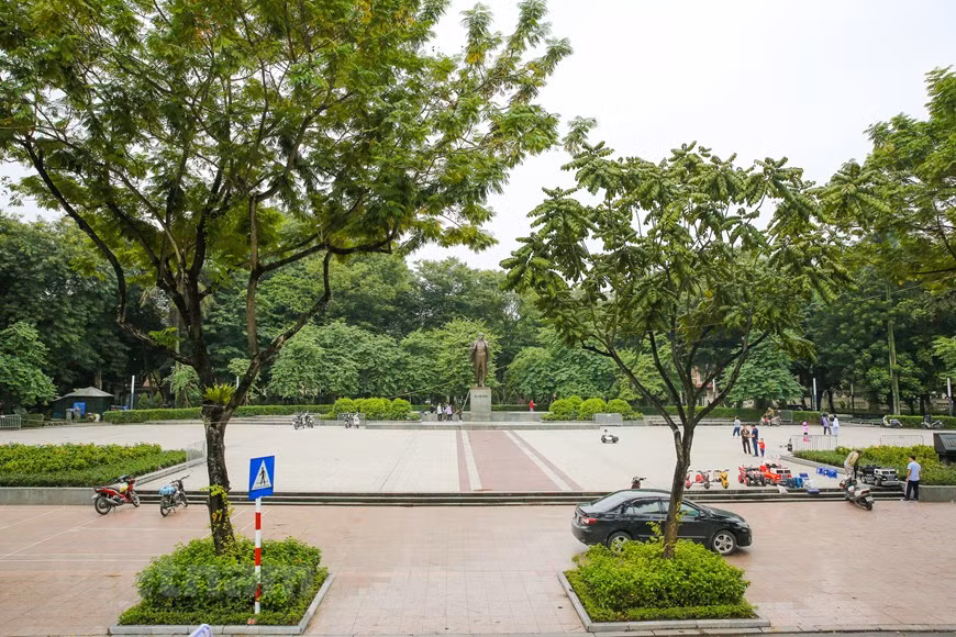 Le bus traverse la rue Dien Bien Phu. Depuis que Leningrad est redevenue Saint-Pétersbourg, les statues du révolutionnaire bolchevik Vladimir Lénine ont peu à peu disparu. Il en reste une seule au Vietnam. Elle surplombe le parc Lénine, rue Diên Biên Phu à Hanoï. Le Lénine de bronze culmine aujourd’hui au centre du parc éponyme, proche du mausolée du Président Hô Chi Minh. Il s’y tient fier, une main dans la poche, une posture de commandant. Chaque 22 avril, en célébration de son anniversaire, il est couvert de fleurs par des délégations des autorités vietnamiennes. Adjacente au musée d’histoire militaire du Vietnam, la statue de Lénine honore le support apporté par l’URSS aux mouvements révolutionnaires à travers le monde et au Vietnam en particulier. Photo: Vietnam+ 
