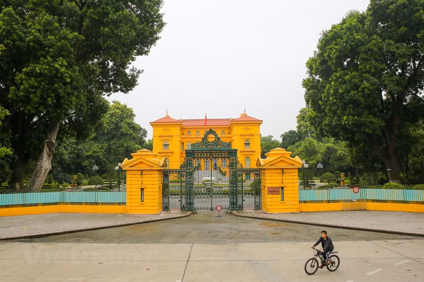 Le palais présidentiel, qui est la résidence du président de la République du Viêt Nam située à Hanoi, est une structure de trois étages avec 30 chambres situées au nord du mausolée Hô Chi Minh. Ce palais a été construit entre 1900 et 1906 par l’architecte français Auguste Henri Vildieu pour servir de résidence officielle au Gouverneur général de l'Indochine française. Le palais hébergeait à un certain nombre de généraux de l'Indochine avant de devenir la résidence officielle du Président du Vietnam. Le président Hô Chi Minh utilisait le bâtiment dans la dernière période de sa vie pour les fonctions officielles du gouvernement et le divertissement des invités. Photo: Vietnam+ 