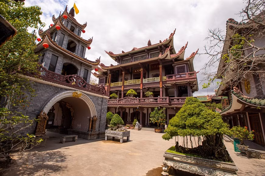 En visitant la pagode, les visiteurs semblent perdus dans un autre monde.
