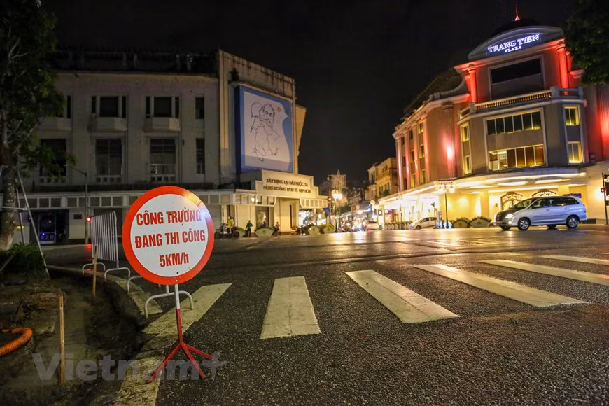 Mais cette année, la situation a changé. Au cours des huit premiers mois de 2020, la capitale n’a accueilli que 6,29 millions de visiteurs, soit une baisse de 67,3% en glissement annuel. Sur ce total, le nombre de visiteurs internationaux n’a atteint que 1,02 million, en baisse de 75,6%. De nombreux voyagistes ont suspendus leurs activités et de nombreux hôtels doivent être fermés. A partir de minuit le 19 août 2020, les restaurants et les cafés doivent appliquer strictement les réglementations sur l’espacement minimum entre les sièges au moins un mètre. Ils sont encouragés à établir les cloisons entre les sièges. Le personnel doit porter des masques, prendre la température corporelle des clients et nettoyer la surface des objets fréquemment. Photo: Vietnam+ 