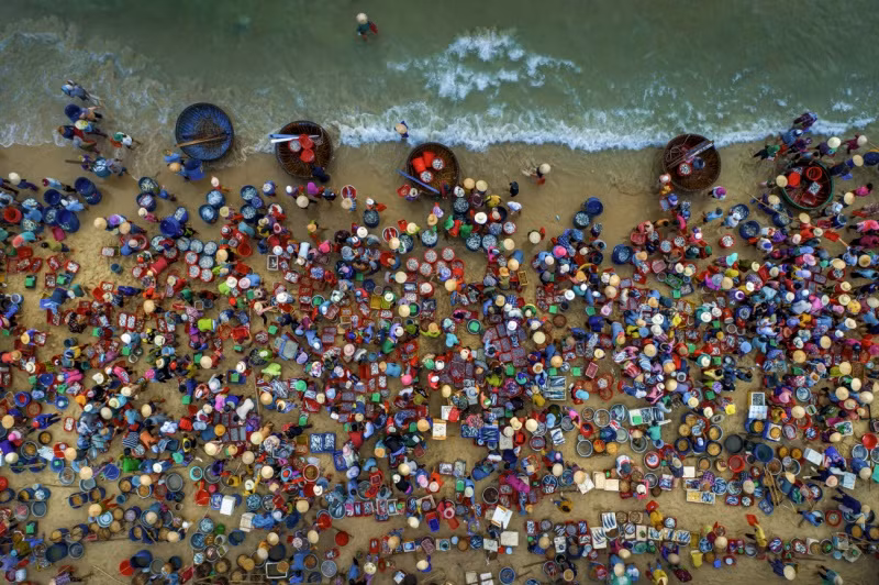 "Le marché aux poissons sur la plage de Khanh Phan a également reçu l'attention du jury. L'œuvre montre la vie trépidante des pêcheurs. Les couleurs attrayantes des vendeurs créent un contraste intéressant avec les eaux.