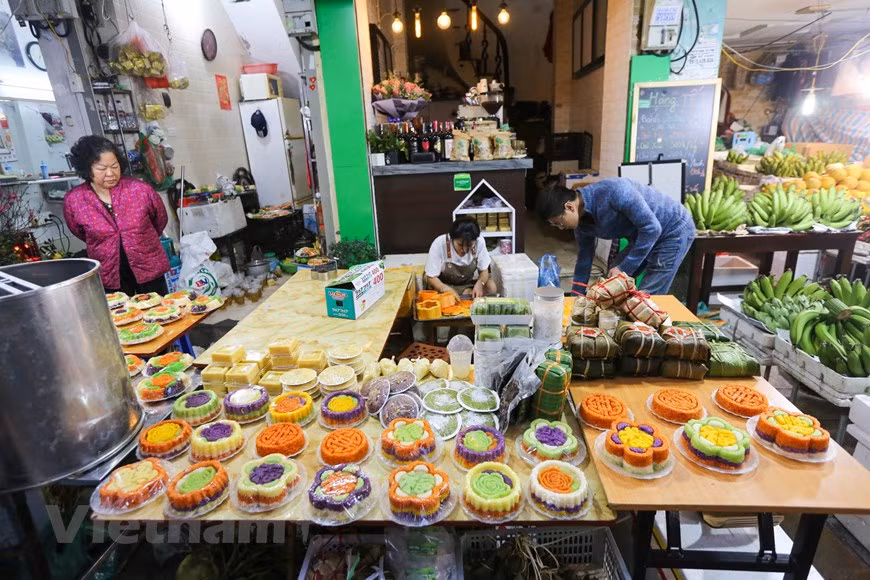 Le marché est petit, mais tout ce qui est nécessaire pour un plateau d'offres de Réveillon du Nouvel An est disponible. Photo: Minh Son/Vietnam+ 