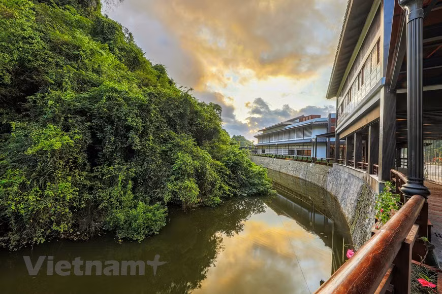 Lors de ses premiers jours d'ouverture, le complexe, en tant que dernier produit du grand développeur Sun Group à Quang Ninh, a montré son attrait par une forte augmentation du nombre de réservations de services. Yoko Onsen Quang Hanh est rapidement devenu célèbre en raison de la qualité de la source chaude de Quang Hanh et de ses excellents bienfaits pour la santé. Le complexe est situé à environ 10 km de la ville d'Halong et à 15 km du centre de Cam Pha à l'ouest. Depuis la période coloniale française, les recherches des experts français ont désigné la source thermale de Quang Hanh comme l'une des sources minérales les plus précieuses au Vietnam. Photo: Vietnam+ 