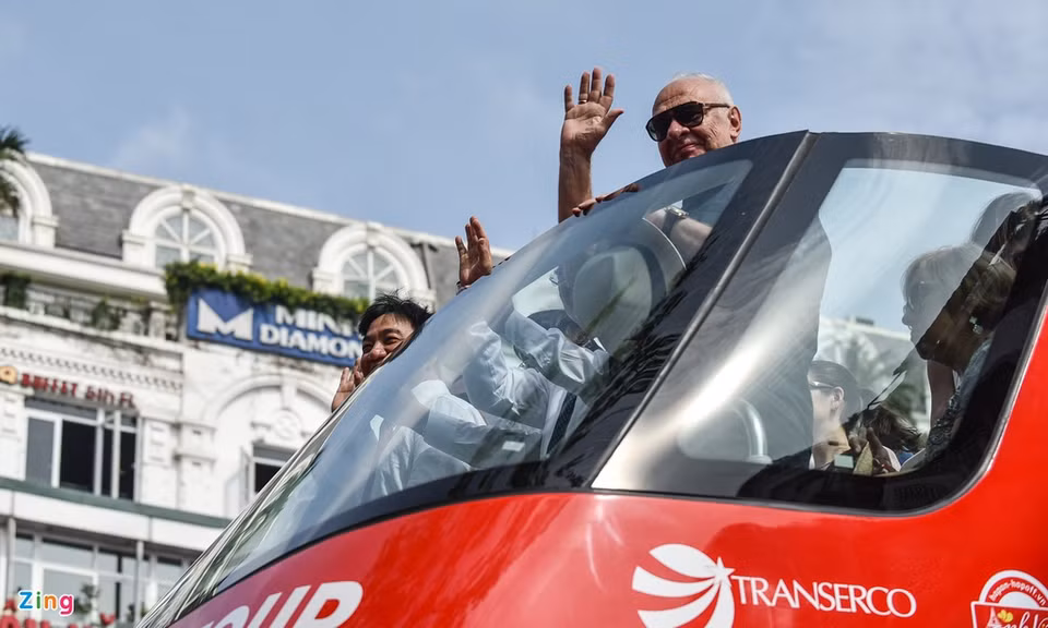 Les visiteurs achèteront des billets électroniques pour pouvoir atteindre n'importe quel point du voyage. La validité du billet est de 4 heures à partir du premier point d'embarquement. Pendant ces 4 heures, les visiteurs peuvent monter et descendre à leur guise. Photo: Zing