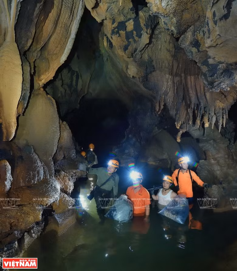Les visiteurs se baignent dans les eaux turquoises de la rivière souterraine où la température est stable, à 22 dégrés. 