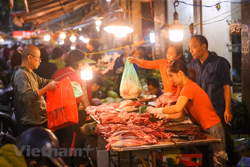 Comme c'est le dernier jour de l'Année, le marché est plus occupé que d'autres jours. Photo: Minh Son/Vietnam+ 