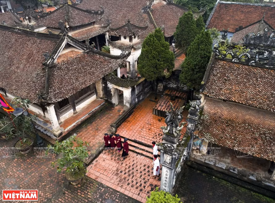 La maison communale Hung Lo est digne de recevoir les spectacles de xoan sur la terre des rois fondateurs Hung