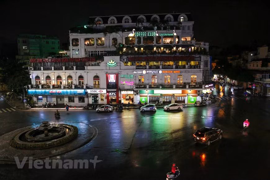 Le comité populaire de l’arrondissement de Hoàn Kiêm a annoncé fermer les rues piétonnes autour du lac Hoàn Kiêm à partir du 21 août jusqu’à un nouveau ordre. La fermeture des rues piétonnes s’inscrit dans le cadre de la lutte contre le COVID-19 de la ville, a déclaré Dinh Hong Phong, vice-président du comité populaire de l’arrondissement de Hoàn Kiêm. L’arrondissement de Hoàn Kiêm comprend trois zones piétonnes dont les rues autour du lac Hoàn Kiêm qui attirent chaque jour des dizaines de milliers de personnes. Il s’agit de la deuxième fois que les rues piétonnes dans l’arrondissement de Hoàn Kiêm doivent être fermées depuis le début de l’année en raison de la pandémie de COVID-19. Photo: Vietnam+