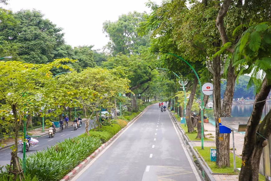 Le lac de l’Ouest est le plus grand lac d’eau douce du centre du nord-ouest de Hanoi. Avec une longueur de rivage de 17 kilomètres et 500 hectares, c’est le plus grand lac de la capitale et un lieu du voyage au Vietnam avec ses nombreux jardins, des hôtels et des villas. Une petite partie du lac de l’Ouest est divisée par la rue de Thanh Nien pour former le lac de Truc Bach. Un district de Hanoi est nommé d’après le lac, c’est le district de Tay Ho. Les visiteurs peuvent visiter la pagode de Tran Quoc située sur une petite île à l’est du lac de l’Ouest, les temples Quan Thanh, Phu Tây Hô. Photo: Vietnam+ 
