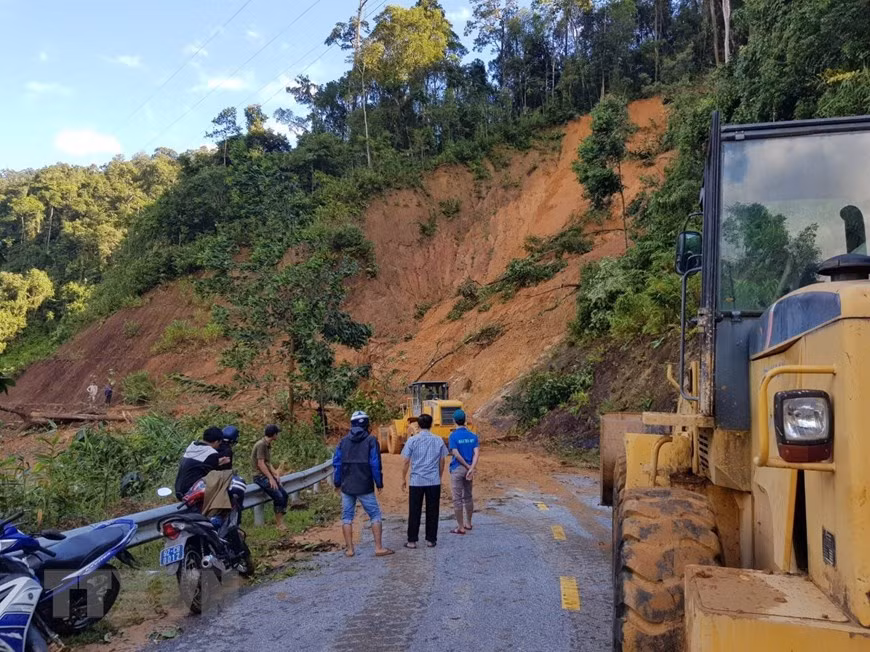 Les forces compétents ouvrent la voie au site du glissement de terrain dans la commune de Tra Van, district de Nam Tra My.