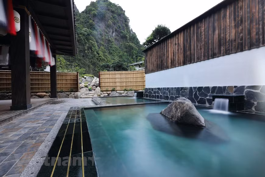 25 salles de spa de style japonais proposant des massages avec réflexologie Shiatsu sont également un incontournable pour ceux qui souhaitent avoir une jeunesse éternelle et la beauté. Tran Thi Hanh, une touriste de la ville de Cam Pha, a déclaré que sa famille avait passé deux week-ends au complexe depuis son ouverture. Les gens de Cam Pha connaissaient déjà cette source minérale depuis longtemps. Les bains minéraux sont un bon moyen de renouveler l'énergie pour un corps plus sain. Si possible, prendre un bain minéral une fois par semaine aide à prendre soin de la santé physique et mentale. Photo: Vietnam+ 
