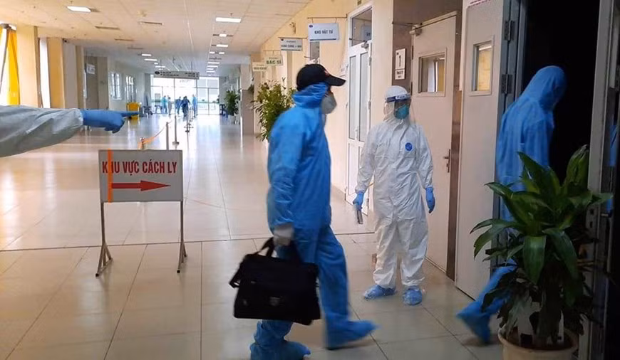 Les citoyens vietnamiens arrivent dans la zone de quarantaine.