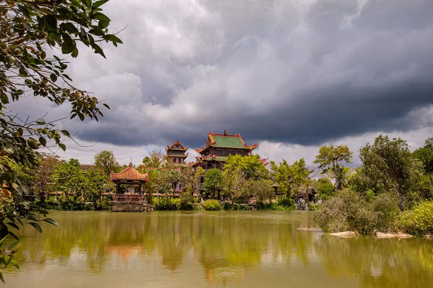 La pagode Thien Hung se trouve dans la commune d'An Nhon, à 23 km de la ville de Quy Nhon, province de Binh Dinh.