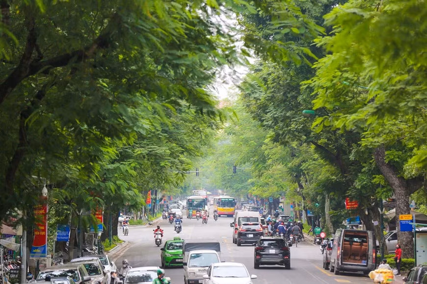 Itinéraire de Hanoi Bus à deux étages. Les bus à toit ouvert de Hanoi proposent l’itinéraire, y compris des sites touristiques typiques de l’histoire et de la culture, racontés par le système multi-langues attrayant. Jours de semaine typiques: Place Dong Kinh Nghia Thuc (parking Bo Ho) - Le Thai To - Trang Thi - Dien Bien Phu - Doc Lap - Hoang Van Thu - Hung Vuong - Thanh Nien - Yen Phu - Thanh Nien - Hung Vuong - Phan Dinh Phung Dieu - Le Hong Phong - Hung Vuong - Le Nguyen Thai Hoc - Le Temple de la Littérature - Ton Duc Thang - Le Nguyen Thai Hoc - Le Cua Nam Phan Boi Chau - Le Ly Thuong Kiet - Le Phan Chu Trinh Le Thanh Ton - Trang Tien - Dinh Tien Hoang - Parking Bo Ho. Photo: Vietnam+ 