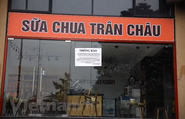 Les magasins ont fermé leurs portes pour se concentrer sur la vente en ligne, tout en assurant la prévention de l'épidémie de COVID-19. Le Premier ministre Nguyen Xuan Phuc a demandé aux citoyens de rester autant que possible chez eux, de respecter une distance de sécurité de 2 mètres, de ne pas se rassembler à plus de deux personnes hors des bureaux, des écoles, des hôpitaux, et de remplir la déclaration de l’état de santé. Chacun doit être un soldat sur le front de la prévention et de la lutte contre l’épidémie. Le gouvernement et le Front de la Patrie sont parvenus à mobiliser plus de 600 milliards de dôngs pour soutenir la lutte contre le coronavirus. Photo: Hung Vo/Vietnam+ 