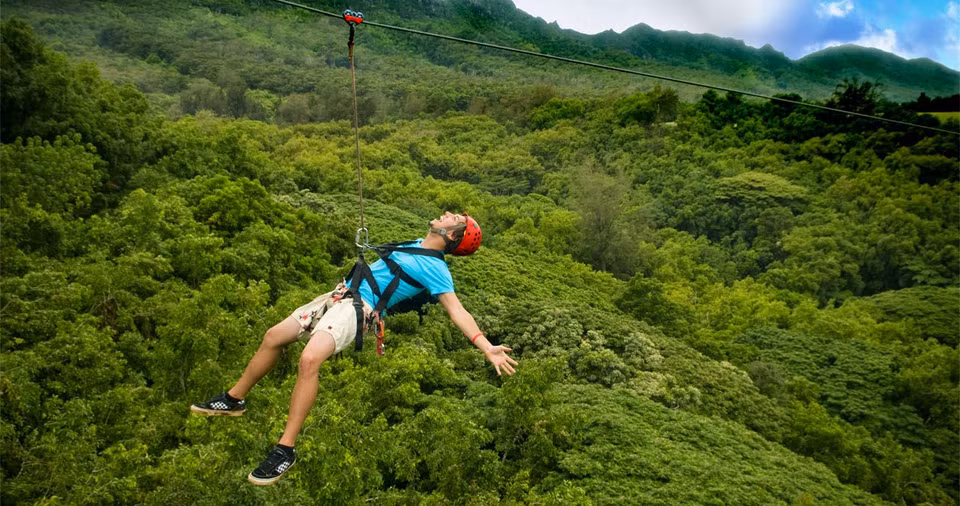 Faire du zipline à Phong Nha - Ke Bang figure parmi la série d'expériences différentes pour vous faire découvrir la beauté infinie de la nature. Photo: VNA