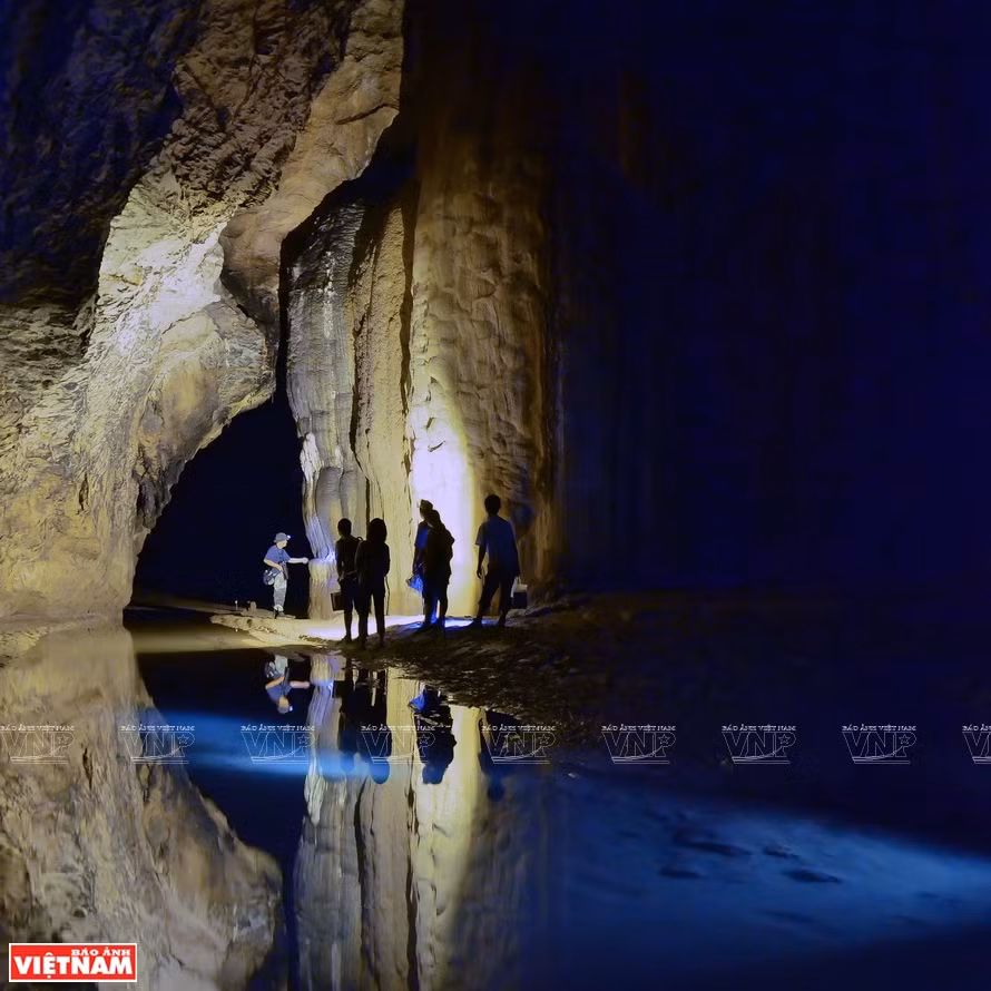 Le guide présente aux touristes la formation de laves. Photo : Ba Ngoc