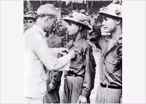Le Président Hô Chi Minh (gauche) décerna l’insigne aux combattants lors de la bataille de Diên Biên Phu.