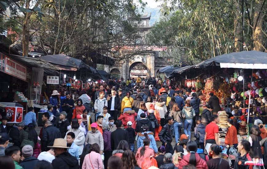 Des touristes affluent vers la pagode des Parfums.. 