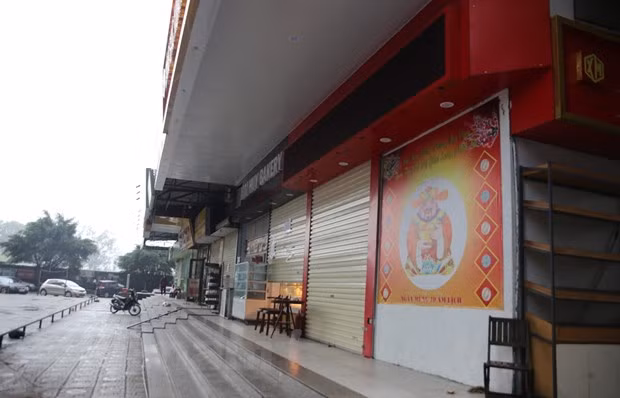 Plusieurs restaurants et boutiques dans la ville de Hanoï sont fermés pour assurer la prévention et la lutte contre l'épidémie de COVI-19. Le Premier ministre a souligné qu'il était nécessaire de maintenir la circulation des marchandises, en particulier les produits de première nécessité, les fournitures médicales et les marchandises d'exportation, en particulier le maintien des exportations par voies maritime et routière. La distanciation sociale est imposée à partir du 31 mars à minuit jusqu’au 15 avril pour minimiser la propagation de l'épidémie. Si nous n'insistons pas là-dessus, les conséquences seront incommensurables pour la santé de la population, a déclaré le Premier ministre. Photo: Hung Vo/Vietnam+ 