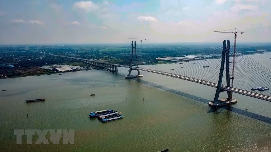 Le pont Vam Cong enjambant la rivière Hau. Photo: VNA 
