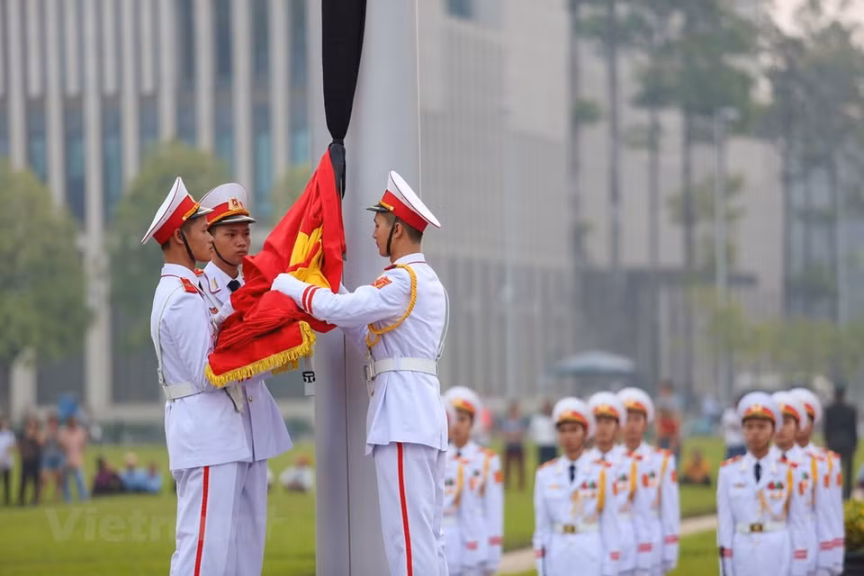 En plus de 70 ans d’activité, durant la guerre comme en temps de paix et d’édification nationale, l’ancien secrétaire général Dô Muoi s’était forgé sa solidité, son intelligence vive, son caractère résolu et son attachement intime au peuple, indique l’ancien secrétaire général Lê Kha Phiêu. Photo: VNA