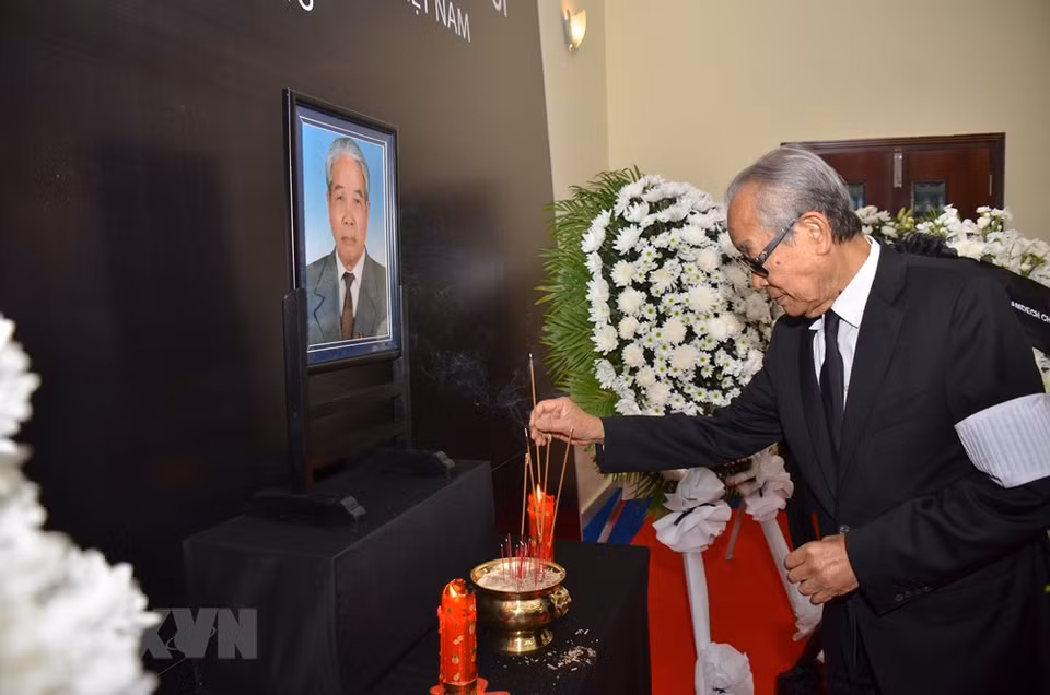 Le vice-Premier ministre et ministre du Palais royal du Cambodge, Samdech Kong Sam Ol, est allé dire adieu à l’ancien secrétaire général du PCV Do Muoi. Photo: VNA