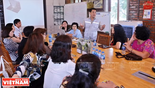  Lê Khanh Manh, directeur général de Delco Farm (Société par actions d’investissement et de construction Delco), présente les technologies mises en place dans la ferme. 