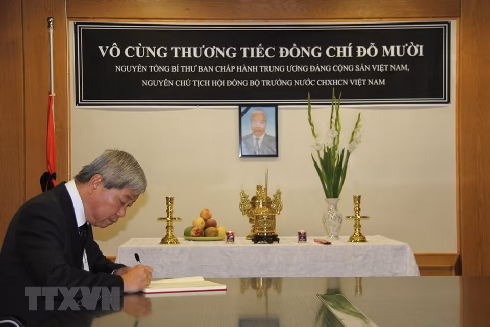 Les cérémonies de condoléances à la mémoire de l’ancien secrétaire général du Parti communiste du Vietnam (PCV) Dô Muoi ont été organisées dans de nombreux pays, ici en Israël. Photo: VNA