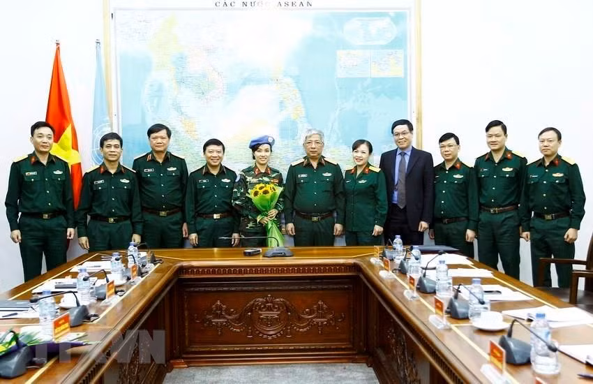  Le général de corps d’armée Nguyên Chi Vinh, vice-ministre de la Défense, a remis le 30 octobre 2017 à Hanoi la décision du président à la commandante Dô Thi Hang Nga, assistante du Bureau de l’état-major et du plan du Centre de maintien de la paix au Vietnam, pour rejoindre la Mission de maintien de la paix de l’ONU au Soudan du Sud. Photo : VNA