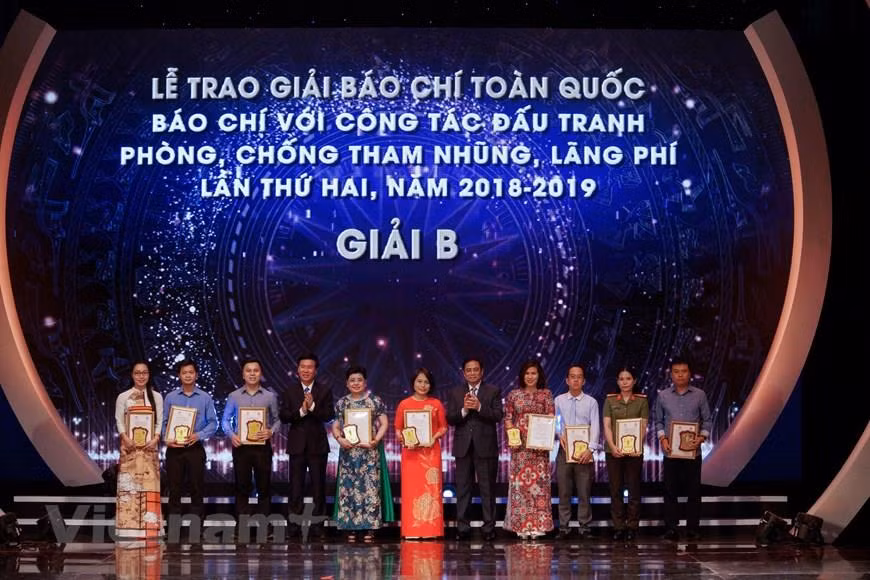 Il s'agit de 2e fois que l’Association des journalistes du Vietnams coopère avec le Comité central du Front patriotique vietnamien pour organiser un tel concours qui vise à souligner le rôle de la presse dans la lutte contre la corruption. Photo: VNA 